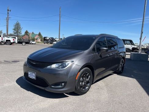 Used 2020 Chrysler Pacifica Touring-L w/ S Appearance Package FWD image 3