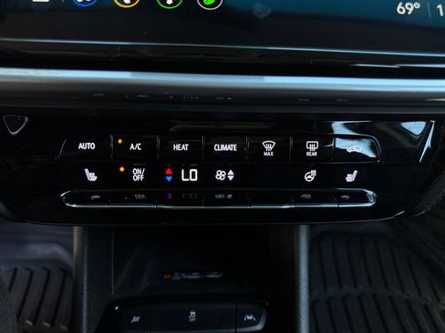 Used 2022 Chevrolet Bolt LT w/ Infotainment Package FWD image 17