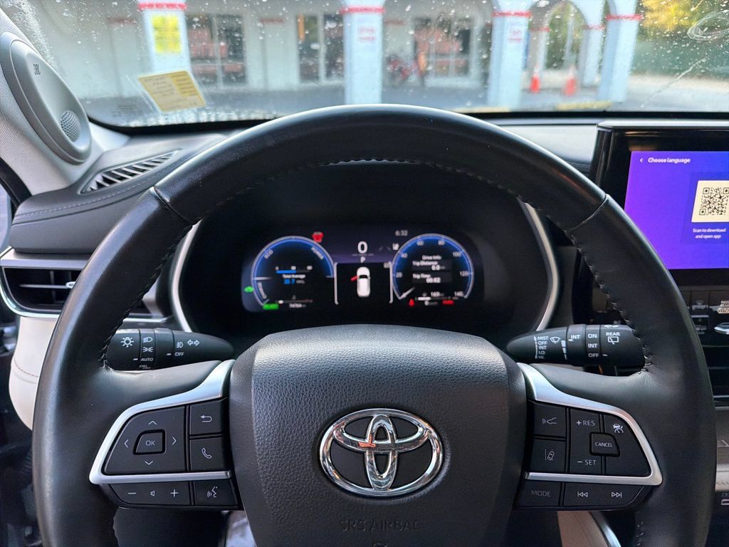 Used 2023 Toyota Highlander Limited FWD image 22