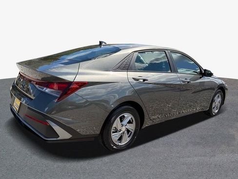 Used 2025 Hyundai Elantra SE FWD image 3