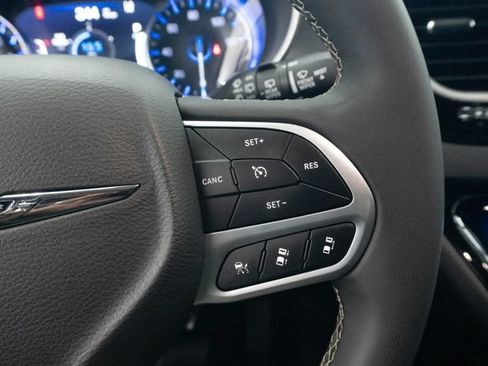 Used 2025 Chrysler Pacifica Select FWD image 14
