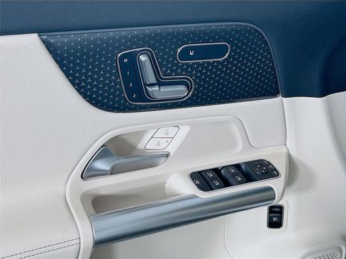 Used 2025 Mercedes-Benz GLA 250 4MATIC image 16