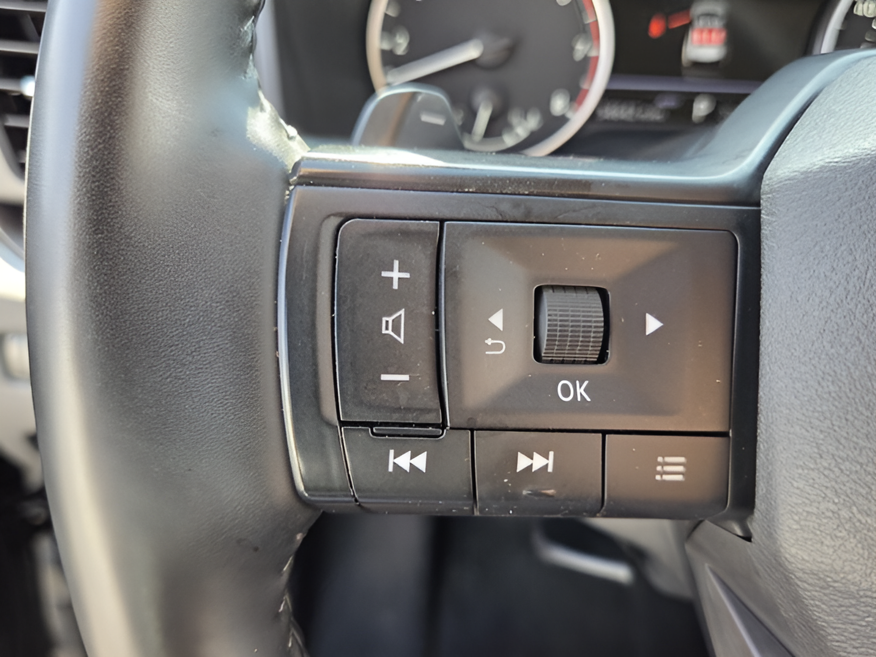 Used 2025 Nissan Rogue SV AWD/4WD image 25