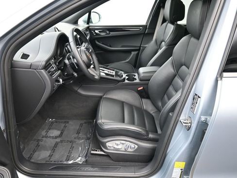 Certified 2025 Porsche Macan AWD/4WD image 9