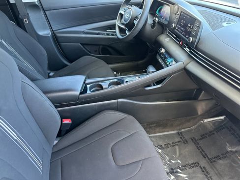 Used 2025 Hyundai Elantra Hybrid FWD image 16