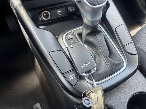 Used 2025 Kia Soul LX w/ LX Technology Package FWD image 21