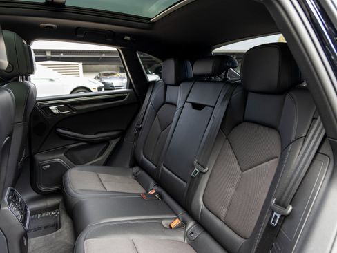 Certified 2025 Porsche Macan image 40