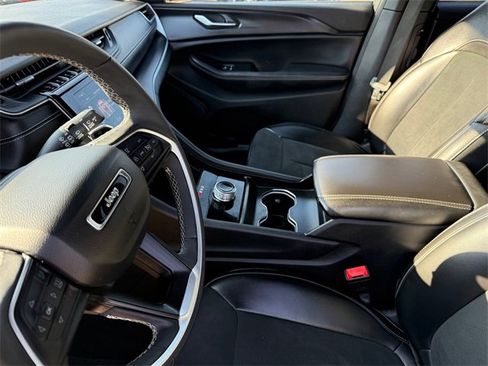 Used 2024 Jeep Grand Cherokee L Laredo image 9