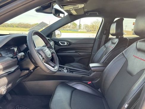 Used 2025 Jeep Compass Trailhawk image 2