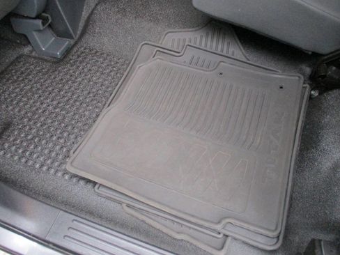 Used 2023 Nissan Titan S image 21