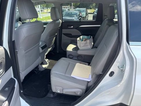 Used 2017 Toyota Highlander XLE FWD image 16