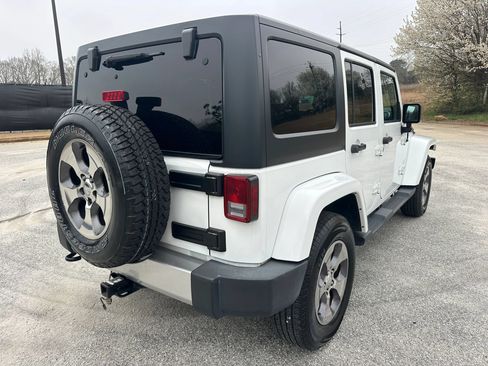 Used 2018 Jeep Wrangler Unlimited Sahara w/ Connectivity Group AWD/4WD image 5