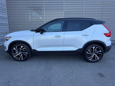 Used 2022 Volvo XC40 T4 R-Design w/ Advanced Package FWD image 2