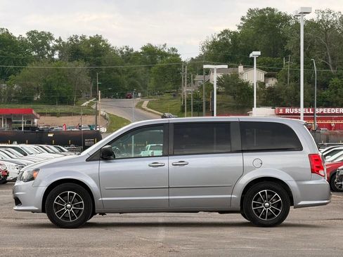 Used 2015 Dodge Grand Caravan SE w/ Quick Order Package 29E SE FWD image 3