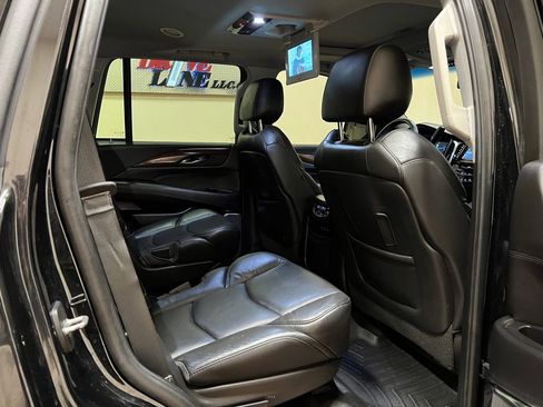 Used 2018 Cadillac Escalade Luxury RWD image 25