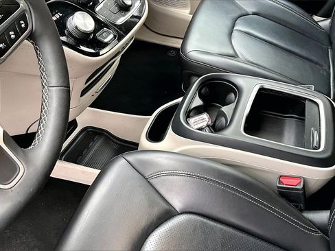 Used 2023 Chrysler Pacifica Touring-L image 13