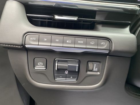 Used 2023 Cadillac Escalade Sport Platinum w/ LPO, ONYX Package image 18