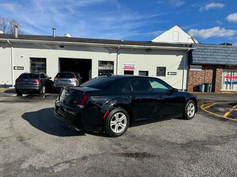 Used 2019 Chrysler 300 Touring w/ Sport Appearance Package image 12
