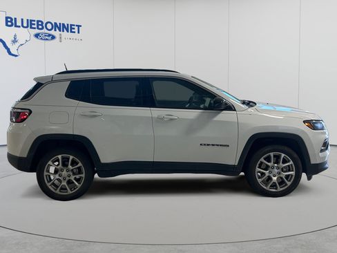 Used 2023 Jeep Compass Latitude w/ Sun and Sound Group AWD/4WD image 4