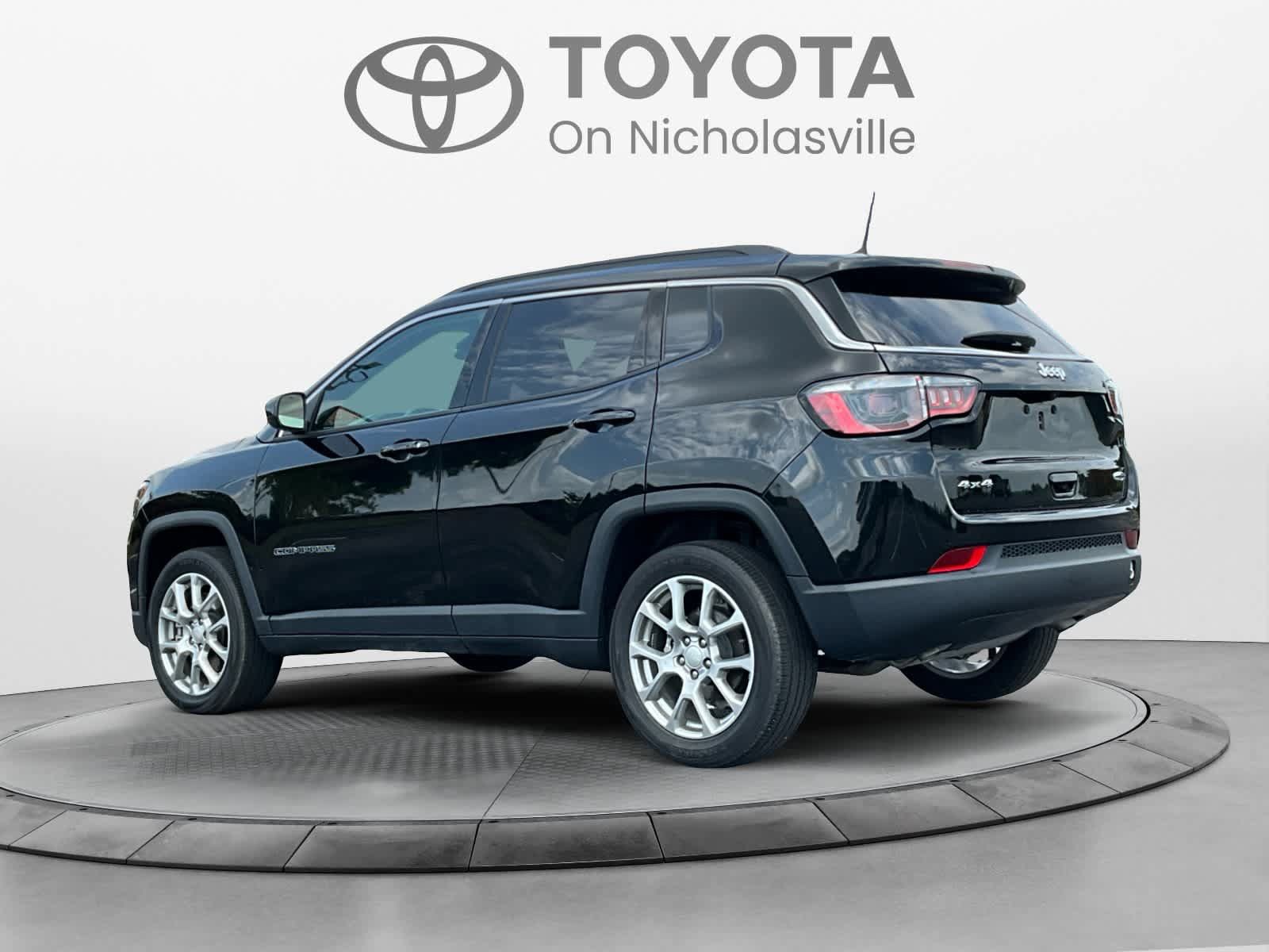 Used 2024 Jeep Compass Latitude AWD/4WD image 3