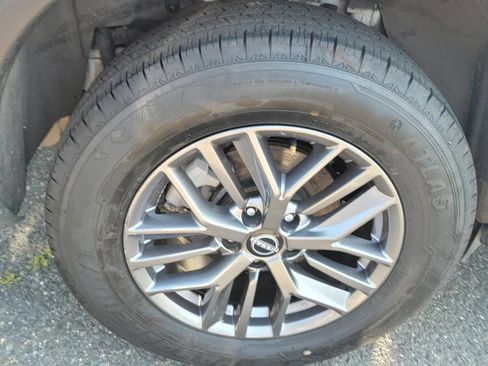 Used 2024 Nissan Rogue S AWD/4WD image 10