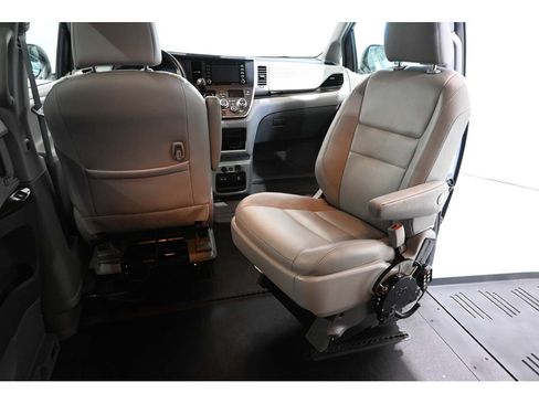 Used 2018 Toyota Sienna XLE Premium FWD image 22