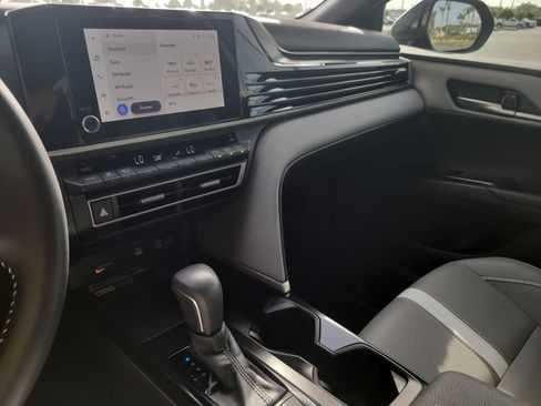 Used 2025 Toyota Camry SE image 21