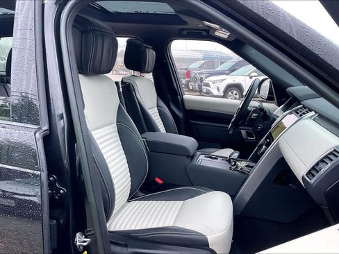 Used 2023 Land Rover Discovery Metropolitan Edition image 9