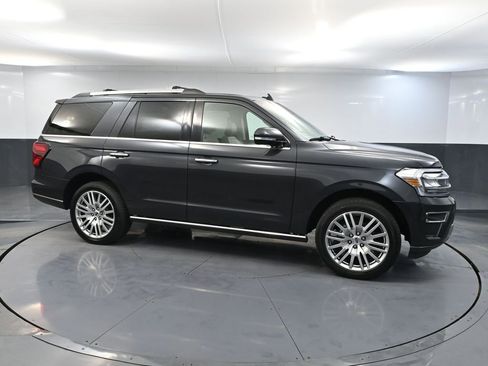 Used 2024 Ford Expedition Limited image 4