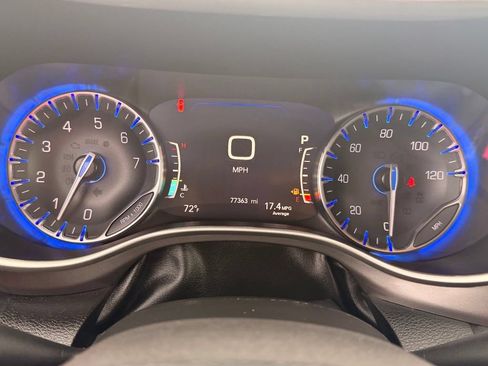 Used 2023 Chrysler Pacifica Touring-L FWD image 21