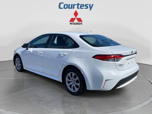 Used 2021 Toyota Corolla LE FWD image 3