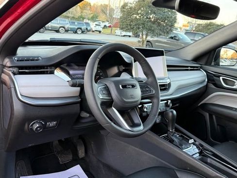 Used 2025 Jeep Compass Limited image 16