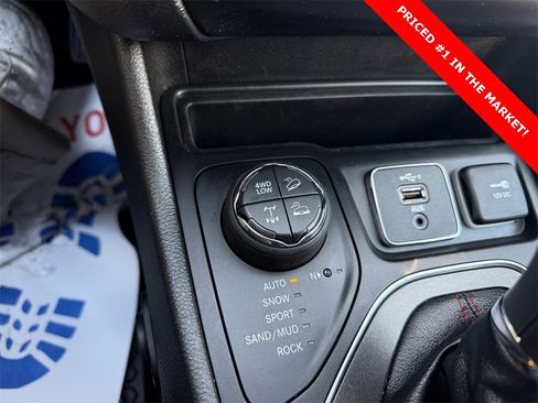 Used 2019 Jeep Cherokee Trailhawk image 30