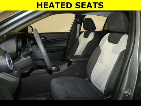 Used 2024 Chevrolet Trax LS w/ LS Convenience Package image 3