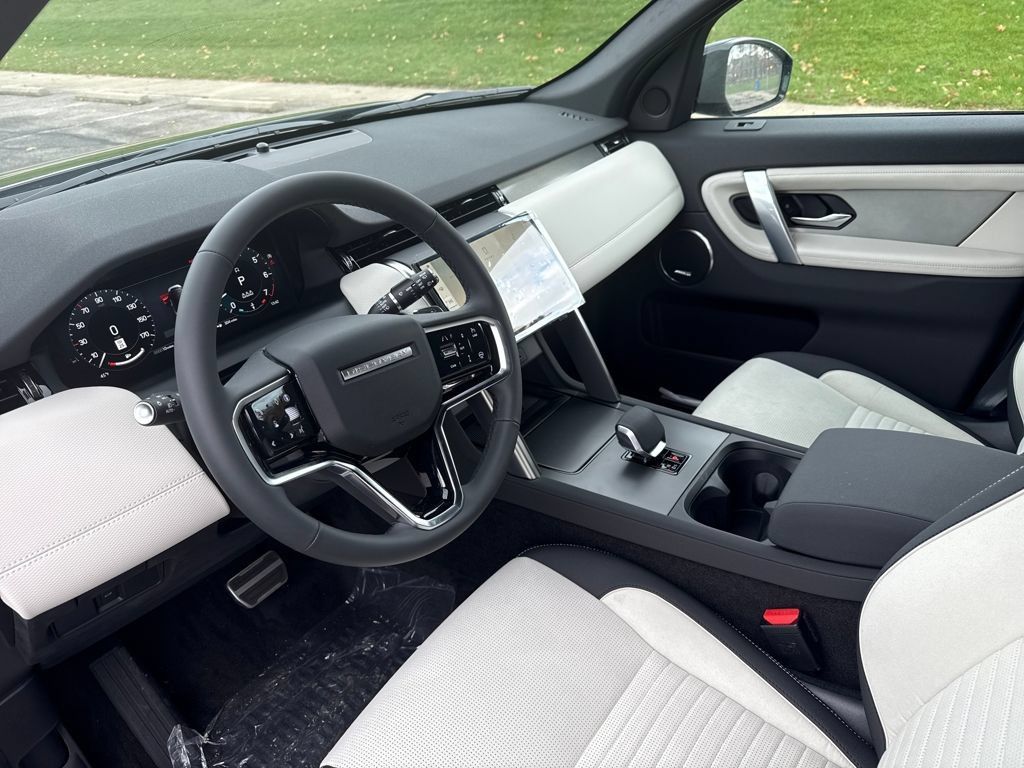 Used 2025 Land Rover Discovery Sport Dynamic SE AWD/4WD image 11