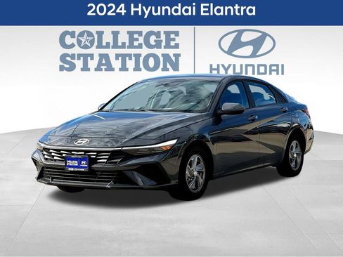Used 2024 Hyundai Elantra SE image 3