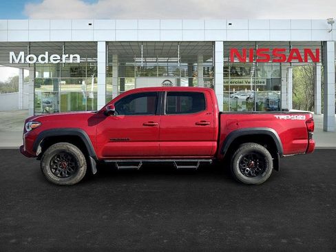 Used 2019 Toyota Tacoma TRD Off-Road image 2