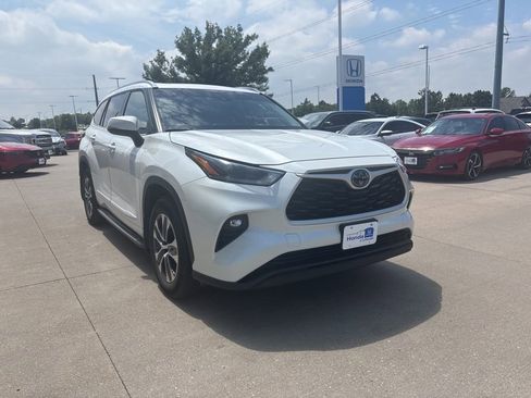 Used 2021 Toyota Highlander XLE w/ Protection Package #3 (TMS) AWD/4WD image 3