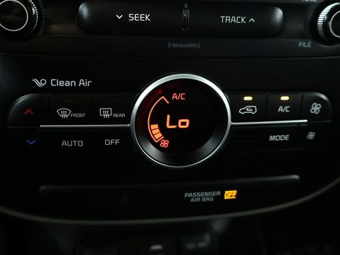 Used 2017 Kia Soul + FWD image 39