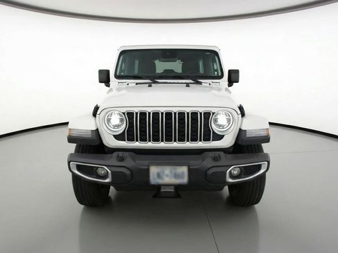 Used 2025 Jeep Wrangler Sahara image 2
