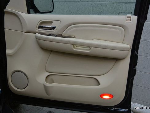 Used 2007 Cadillac Escalade AWD w/ Climate Package image 8