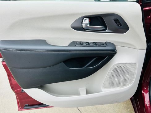 Used 2023 Chrysler Pacifica Touring-L image 12