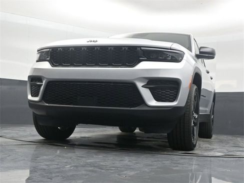 New 2025 Jeep Grand Cherokee Altitude image 42