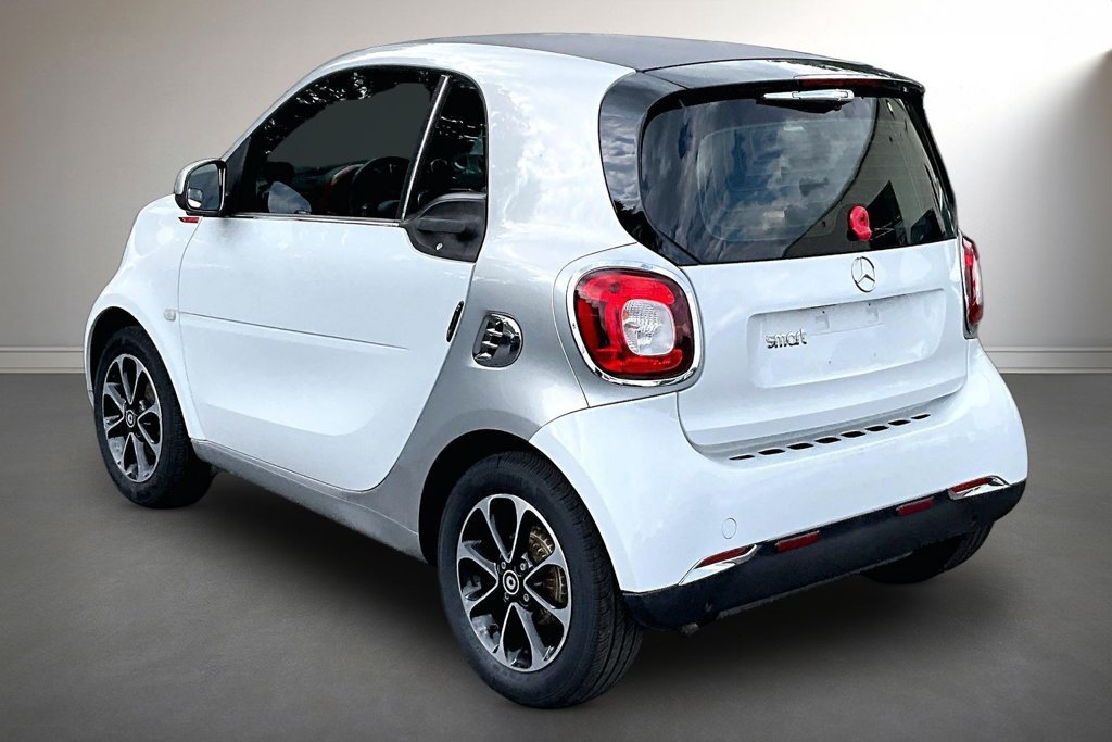 Used 2016 smart fortwo passion RWD image 4