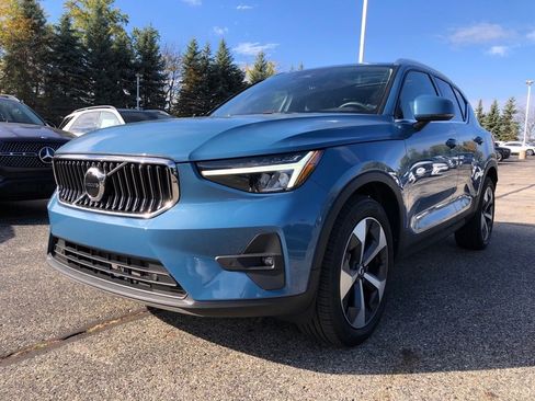 Used 2023 Volvo XC40 B5 Plus w/ Protection Package Premier image 3