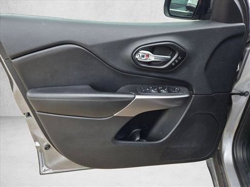 Used 2019 Jeep Cherokee Limited AWD/4WD image 11
