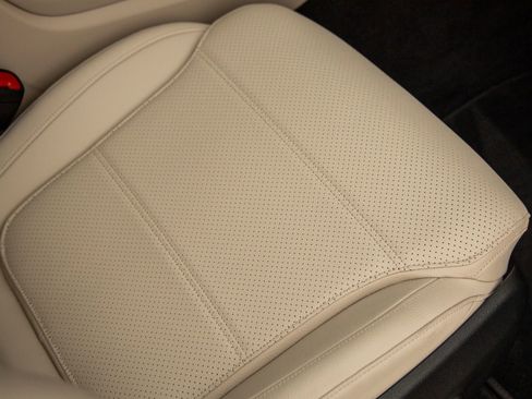 Used 2025 Mercedes-Benz GLC 300 image 40