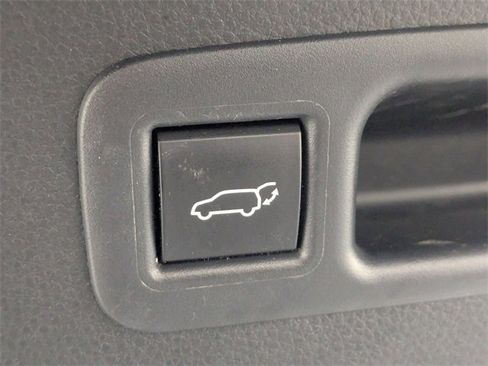 Used 2023 Toyota Highlander XLE image 31