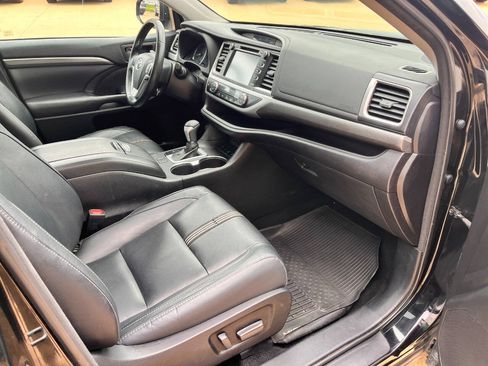 Used 2018 Toyota Highlander SE AWD/4WD image 25