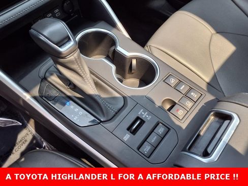 Used 2023 Toyota Highlander L image 16